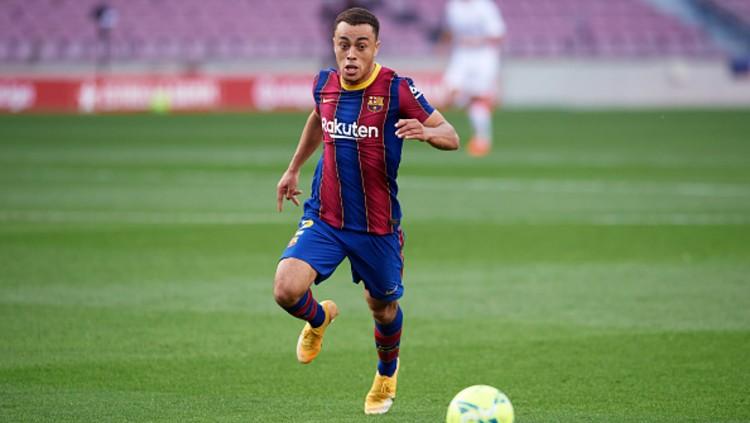 Barcelona kini tengah dibuat ketar-ketir oleh AC Milan karena Sergino Dest terancam tak akan dipertahankan oleh Rossoneri.