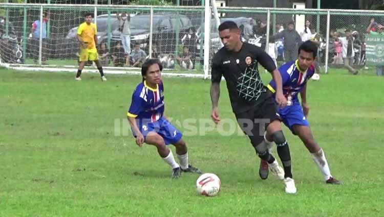 Klub Liga 2 Sriwijaya FC melakoni laga ‘sarat emosi’ melawan tim lokal PetroPALI FC di lapangan Baseball Jakabaring Sport City (JSC), Sabtu (24/10/2020). - INDOSPORT