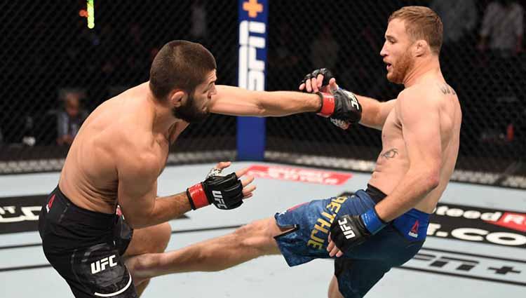 Pertarungan Justin Gaethje saat menendang Khabib Nurmagomedov dalam gelar UFC di Abu Dhabi, Uni Emirat Arab.