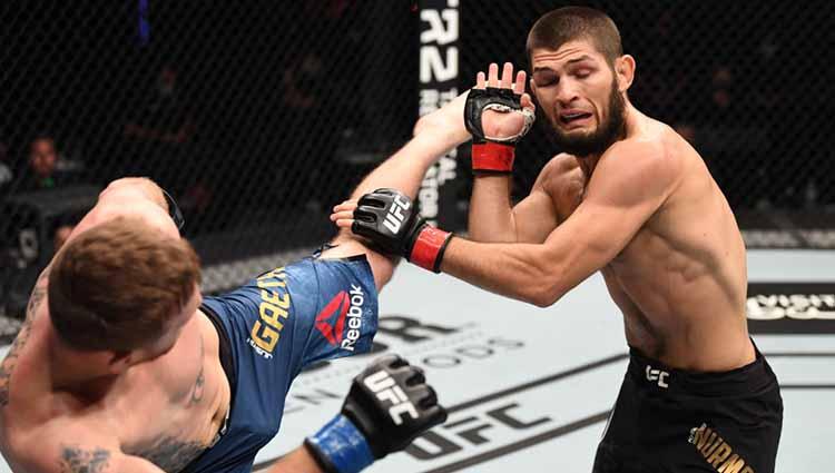 Tendangan Gaethje ke arah wajah dapat ditepis Khabib dalam gelar UFC di Abu Dhabi, Uni Emirat Arab.