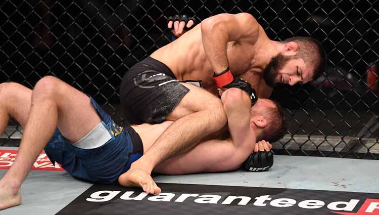 Kuncian Khabib membuat Gaethje menyerah dalam gelar UFC di Abu Dhabi, Uni Emirat Arab. Copyright: Josh Hedges/Zuffa LLC via Getty Images