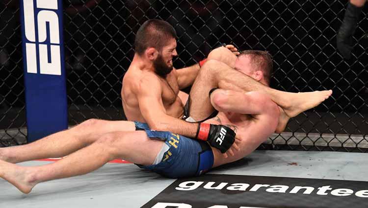 Kuncian Khabib membuat Gaethje menyerah dalam gelar UFC di Abu Dhabi, Uni Emirat Arab.