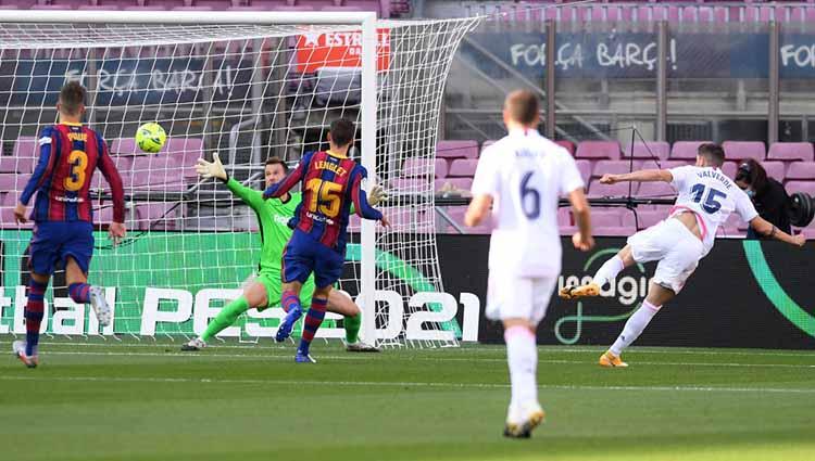 Federico Valverde mencetak gol pertama timnya dalam pertandingan LaLiga Spanyol 2020/21 antara Barcelona vs Real Madrid di Camp Nou, Sabtu (24/10/2020).