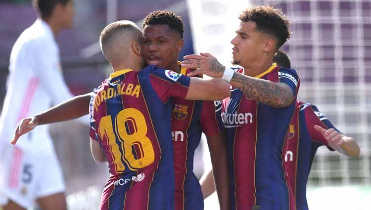 Selebrasi Ansu Fati bersama teman-teman rayakan gol pertama timnya dalam pertandingan La Liga Santander antara FC Barcelona dan Real Madrid di Camp Nou, Sabtu (24/10/2020). - INDOSPORT