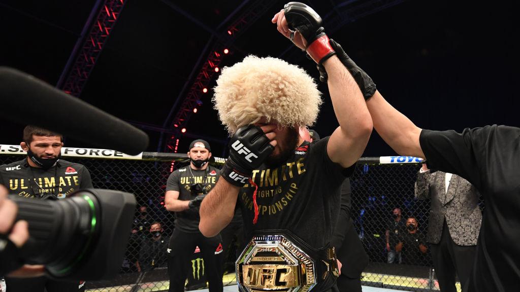 Tangisan Khabib Nurmagomedov usai mengalahkan Justin Gaethje Copyright: Josh Hedges/Zuffa LLC via Getty Images