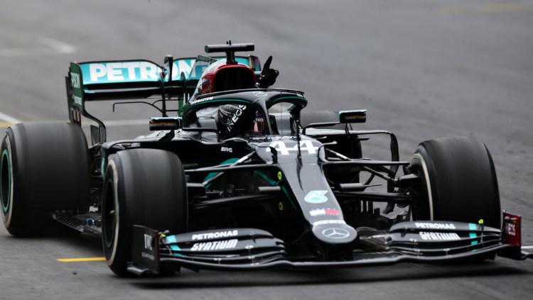 Lewis Hamilton rebut pole position F1 GP Arab Saudi usai jadi yang tercepat di sesi kualifikasi. Max Verstappen di posisi ketiga usai menabrak pembatas. - INDOSPORT