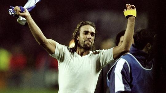 Gabriel Batistuta memberikan salam kepada pendukungnya usai menentukan kemenangan Fiorentina atas Arsenal di Liga Champions, 27 Oktober 1999.