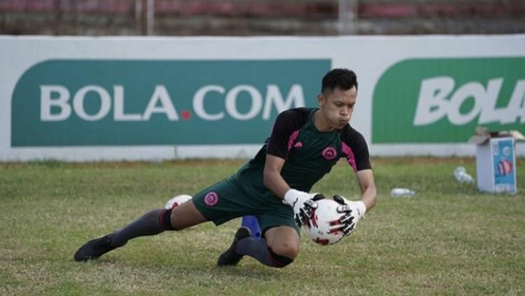Belum mendapatkan waktu untuk berlibur, kiper milik klub Liga 2 Sulut United, Fery Bagus Kurniawan, harus memendam kerinduan yang teramat dalam berkumpul bareng - INDOSPORT
