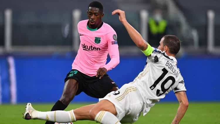 Ousmane Dembele dari Barcelona ditantang oleh Leonardo Bonucci dari Juventus selama pertandingan fase Grup G Liga Champions UEFA antara Juventus dan FC Barcelona. Copyright: Valerio Pennicino/Getty Images