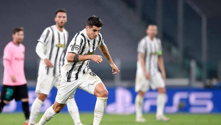 Alvaro Morata dari Juventus mengontrol bola selama pertandingan fase Grup G Liga Champions UEFA antara Juventus dan FC Barcelona