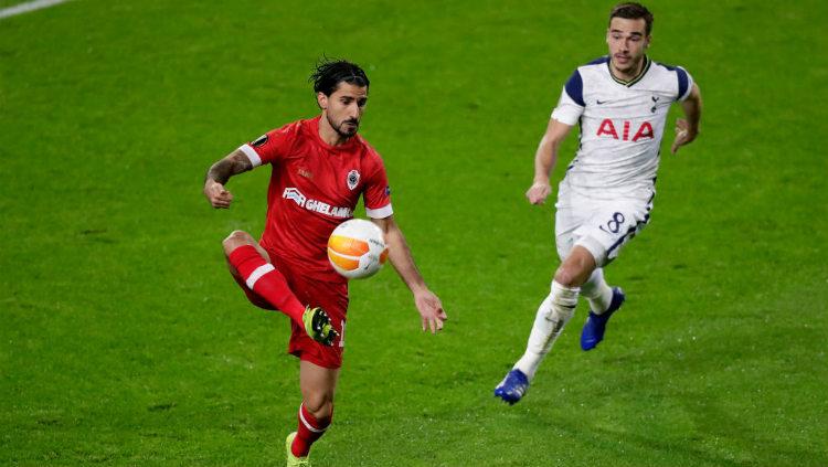 Aksi Lior Refaelov di laga Liga Europa 2020/2021 Royal Antwerp vs Tottenham Hotspur. - INDOSPORT