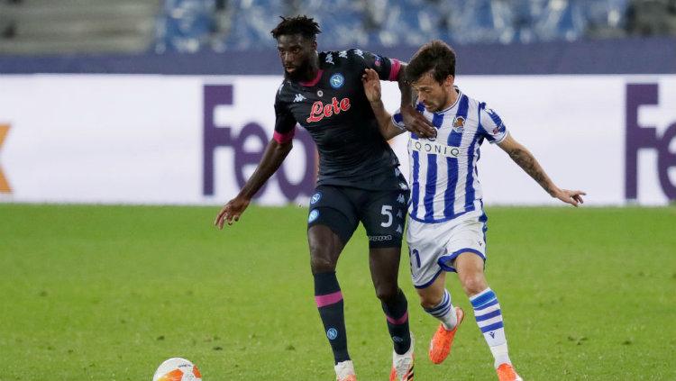 Aksi Tiemoue Bakayoko dan David Silva di laga Liga Europa Real Sociedad vs Napoli.