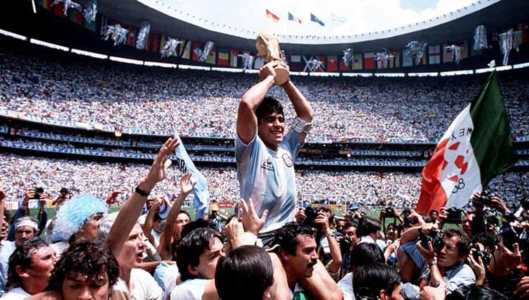 Diego Maradona saat angkat Trofi Piala Dunia 1986. - INDOSPORT