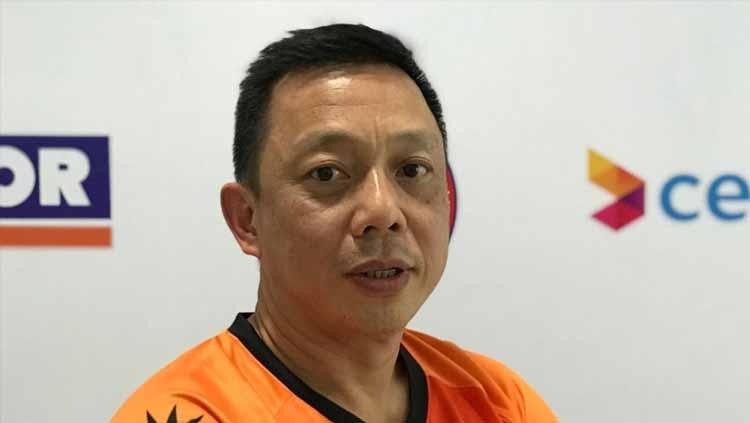 Demi anak asuhnya lebih bersaing, pelatih asal Indonesia, Paulus Firman menambah variasi latihan pasangan ganda campuran Malaysia. - INDOSPORT