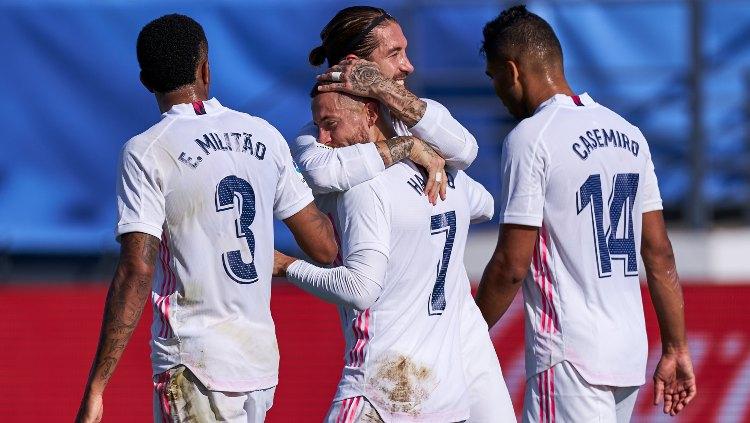 Skuat Real Madrid selebrasi usai Eden Hazard mencetak gol ke gawang Huesca di LaLiga Spanyol, Sabtu (31/10/20). - INDOSPORT