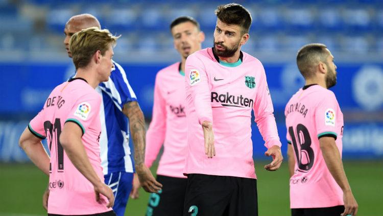 Krisis bek tengah menimpa Barcelona akibat cederanya Gerard Pique. Berikut 5 pemain belakang yang bisa mereka boyong di bursa transfer Januari nanti.