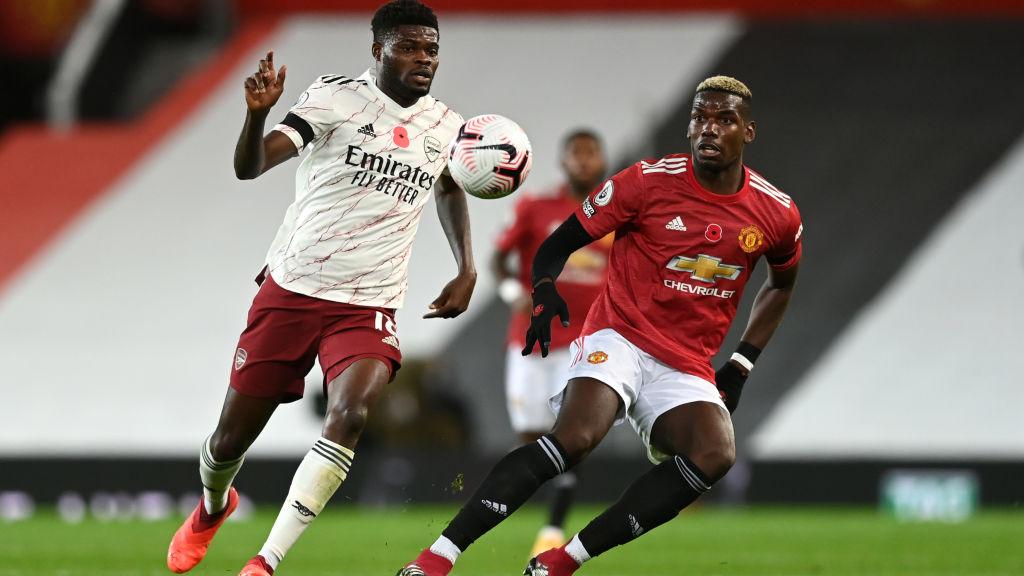 Thomas Partey menghadang Paul Pogba di laga Manchester United vs Arsenal