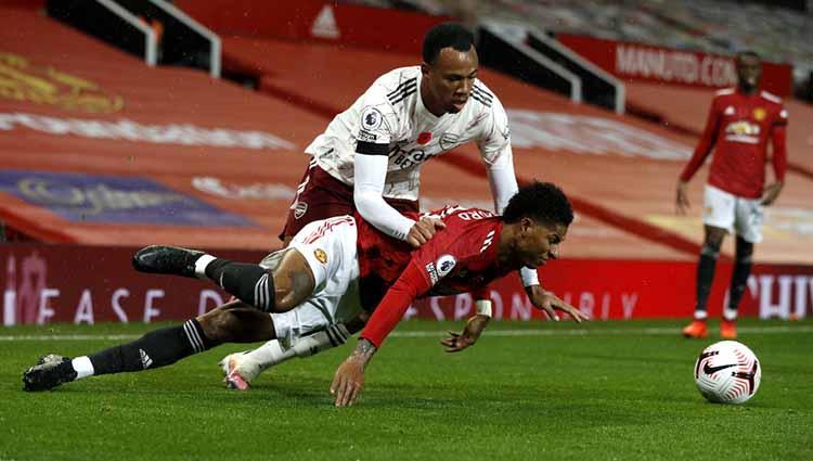 Aksi pemain Arsenal, Gabriel Magalhaes saat bertabrakan dengan Marcus Rashford di Kiga Inggris, Minggu (01/11/2020).