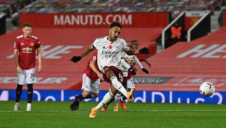 Pemain Arsenal, Pierre-Emerick Aubameyang mencetak gol penalti untuk gol pertama timnya di Liga Inggris. Copyright: Paul Ellis - Pool/Getty Images