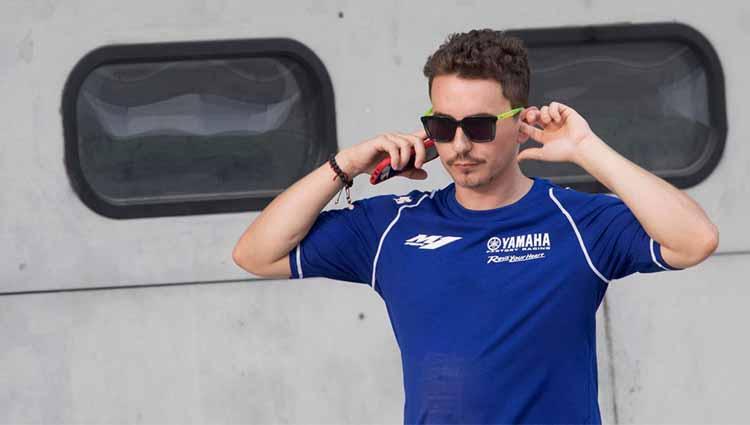 Jorge Lorenzo memberikan komentar pedas terkait performa Valentino Rossi yang tak menggigit di MotoGP 2021 ini.