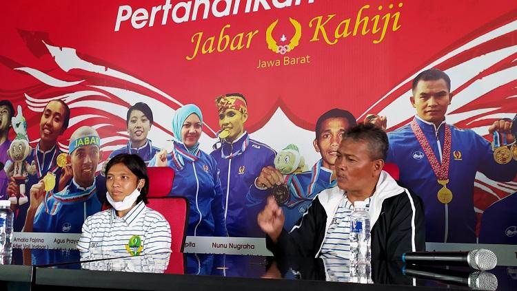 Pelatih tim sepak bola putri Jabar, Ronny Remon (kanan) dan pemainnya Een Sumarni (kiri), Gedung KONI Jabar, Kota Bandung, Selasa (3/11/20).