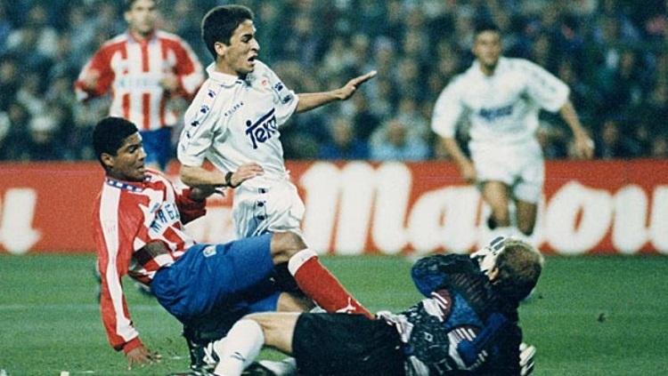 Striker legendaris Real Madrid, Raul Gonzalez, mencetak gol debutnya dalam pertandingan LaLiga Spanyol kontra Atletico Madrid, 5 November 1994. - INDOSPORT