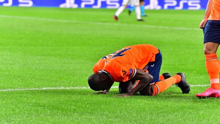 Penyerang Istanbul Basaksehir, Demba Ba tak cuma pecundangi Manchester United di Liga Champions melainkan juga buka kembali duka Liverpool. - INDOSPORT