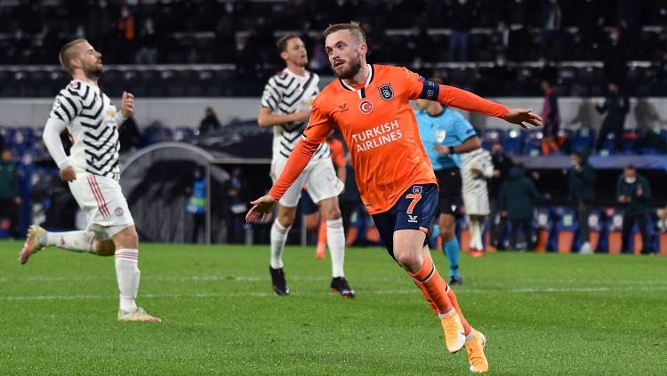 Selebrasi pemain Istanbul Basaksehir, Edin Visca, usai membobol gawang Manchester United di Liga Champions, Rabu (4/11/20).