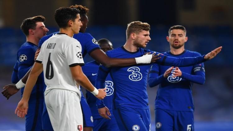 Penyerang Chelsea, Timo Werner merayakan golnya ke gawang Rennes.