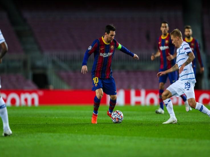 Lionel Messi menggocek bola di laga Barcelona vs Dynamo Kiev Copyright: twitter.com/FCBarcelona