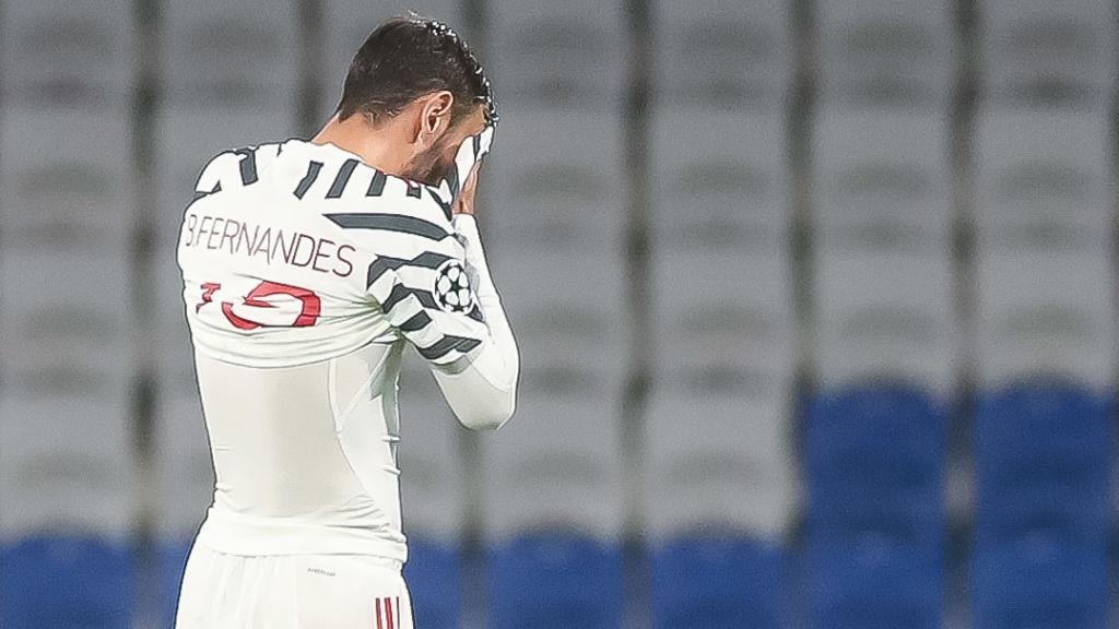 Bruno Fernandes tampak kelelahan di laga Istanbul Basaksehir vs Manchester United