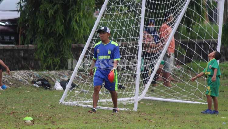 Rendi Irwan memimpin latihan SSB Kelud Putra.