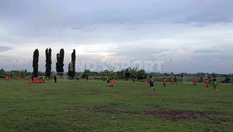 Suasana latihan SSB Kelud Putra. Copyright: Fitra Herdian/Indosport