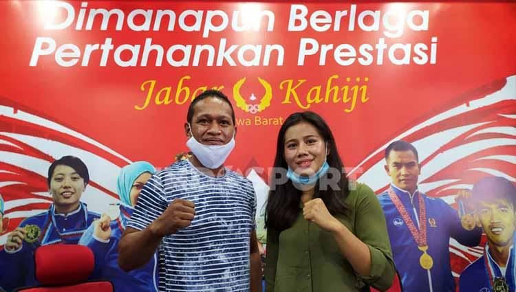 Pelatih tim tinju Jabar, Alberto Alfons (kiri) bersama atlet tinju putri Jabar Ajeng Syifa Silvia G (kanan), saat konferensi pers di Gedung KONI Jabar, Kota Bandung, Kamis (05/11/20).