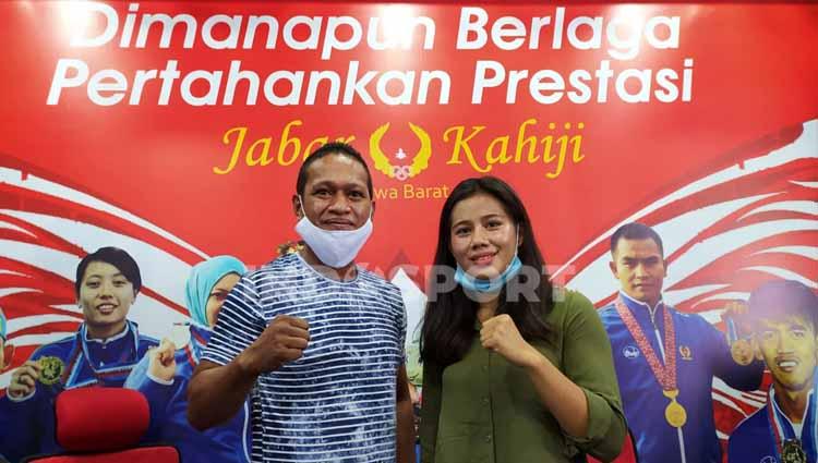 Pelatih tim tinju Jabar, Alberto Alfons (kiri) bersama atlet tinju putri Jabar Ajeng Syifa Silvia G (kanan), saat konferensi pers di Gedung KONI Jabar, Kota Bandung, Kamis (05/11/20). - INDOSPORT