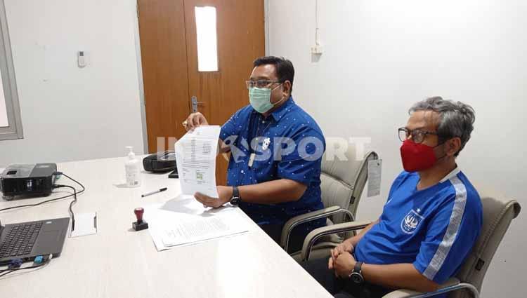 Joni Kurnianto selaku direktur utama PT. Mahesa Jenar Semarang menunjukkan MoU yang telah ditandatangani usai resmi bekerja sama dengan Rentokil Indonesia.