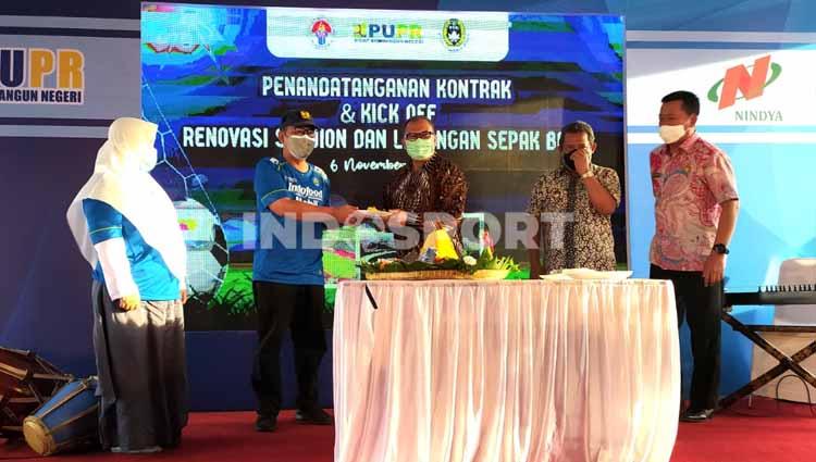 Wali Kota Bandung, Oded M Danial,‎ menghadiri kick off renovasi Stadion Persib, Jalan Ahmad Yani, Kota Bandung, Jumat (06/11/2020). Copyright: Arif Rahman/INDOSPORT