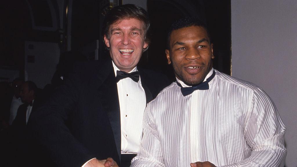 Donald Trump bersama Mike Tyson di tahun 1989 - INDOSPORT