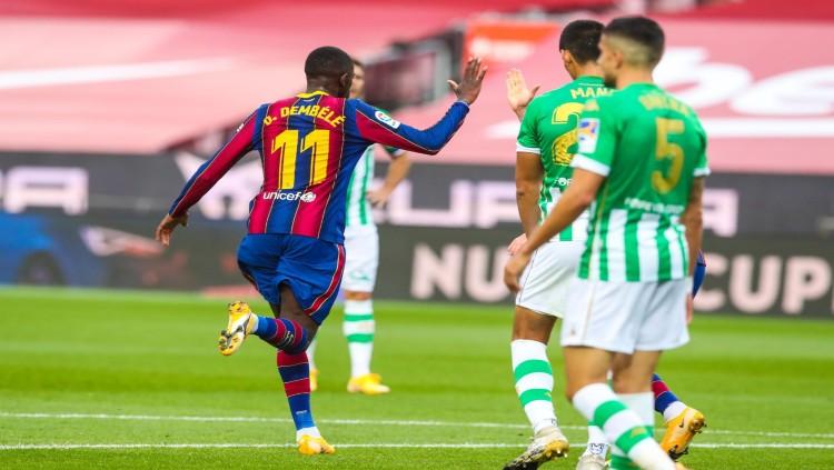 Ousmane Dembele merayakan gol yang ia buat ke gawang Real Betis