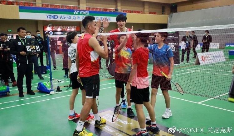 Bao Chunlai dan Lin Dan. Copyright: Sina Sports