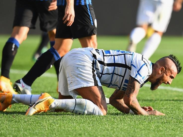 Ekspresi kekecewaan gelandang Inter Milan, Arturo Vidal, dalam pertandingan Serie A Italia kontra Atalanta, Minggu (8/11/20). Copyright: Inter Milan