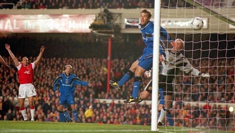 Pemandangan laga Liga Inggris antara Arsenal vs Manchester United, 9 November 1997.