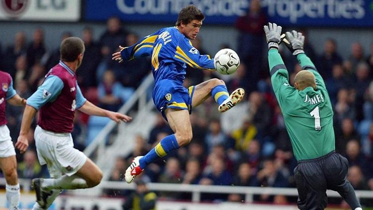 Aksi Harry Kewell saat membawa Leeds United menang atas West Ham United dalam pertandingan Liga Inggris, 10 November 2002.