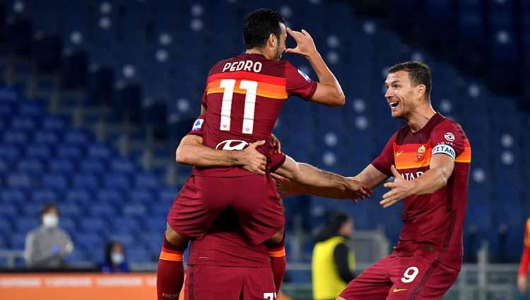 Selebrasi Pedro Rodriguez saat merayakan bersama rekan satu timnya Edin Dzeko dan Henrik Mkhitaryan usai mencetak gol.