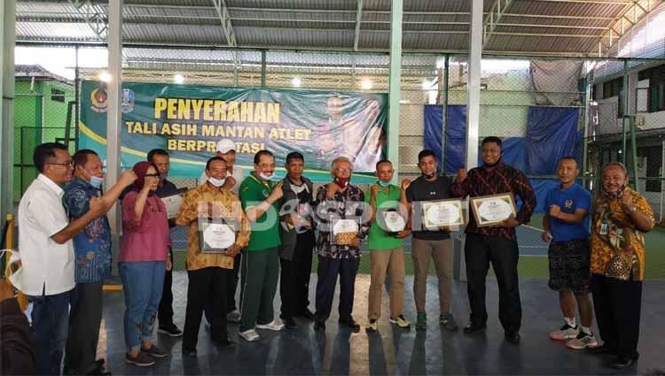 Ketua KONI Jatim, Erlangga Satriagung memberikan apresiasi kepada mantan atlet Jatim bertepatan dengan hari Pahlawan. - INDOSPORT