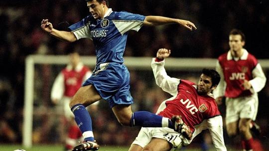 Pemandangan laga Piala Liga Inggris antara Arsenal vs Chelsea di Stadion Highbury, 11 November 1998.
