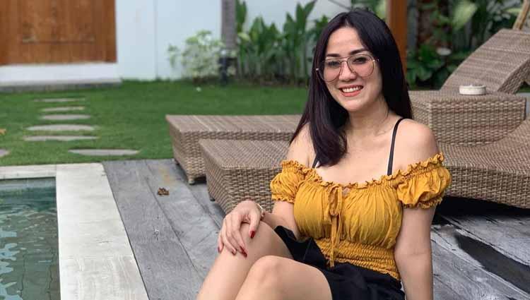 Tante Ernie terlihat seksi dan bugar. Copyright: Instagram@himynameisernie