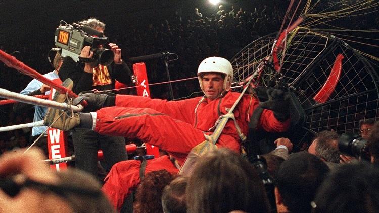 Laga tinju antara Evander Holyfield vs Riddick Bowe pada 1993 silam sempat diganggu oleh seorang pria bernama James Miller, yang menjuluki dirinya The Fan Man.