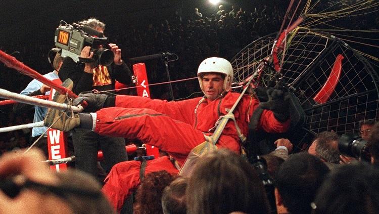 Laga tinju antara Evander Holyfield vs Riddick Bowe pada 1993 silam sempat diganggu oleh seorang pria bernama James Miller, yang menjuluki dirinya The Fan Man. - INDOSPORT