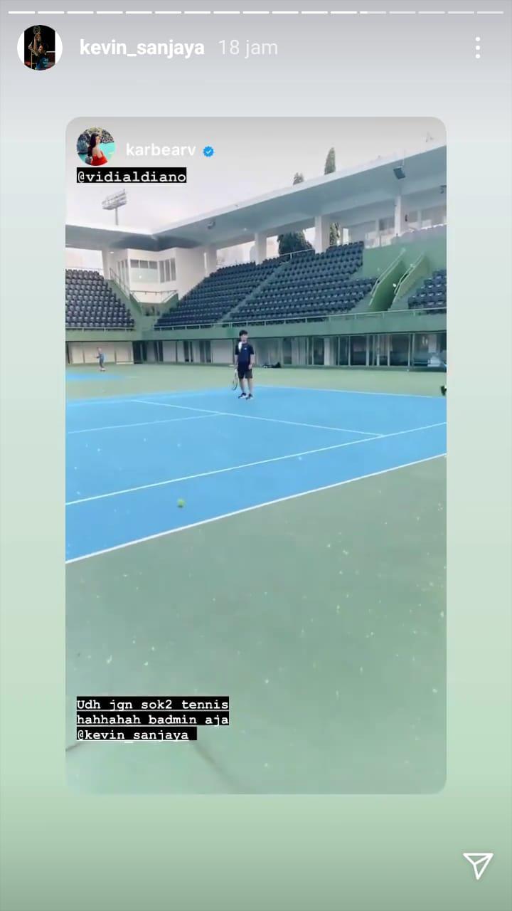 aksi Kevin Sanjaya bermain tenis membuat Karen Vendela ngakak Copyright: instagram.com/karbearv